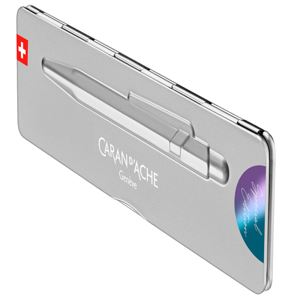 caran d ache 849 Kugelschreiber caran d Ache 849 ballpoint Claim Your Style 3 violett Metallbox von der Seite